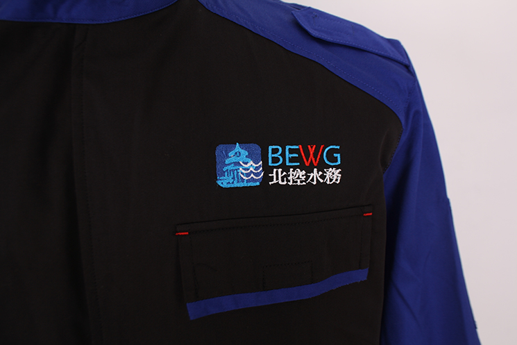 左胸LOGO刺绣平贴兜带兜盖有配色,易撕拉部位都采用打结加固 左胸LOGO刺绣平贴兜带兜盖有配色,易撕拉部位都采用打结加固